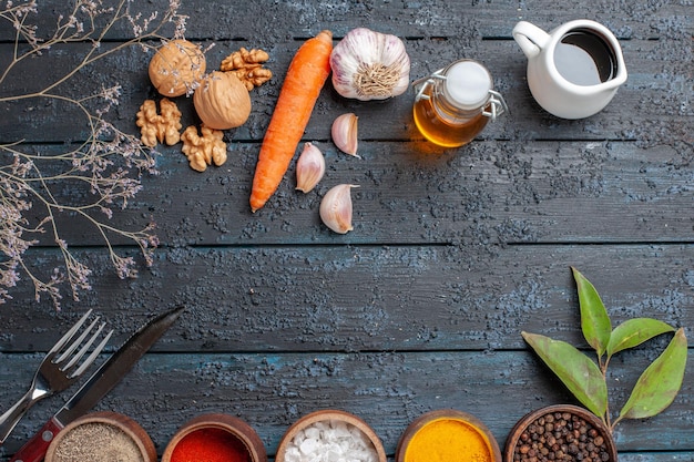 Zestaw przypraw i składników na kuchennym blacie